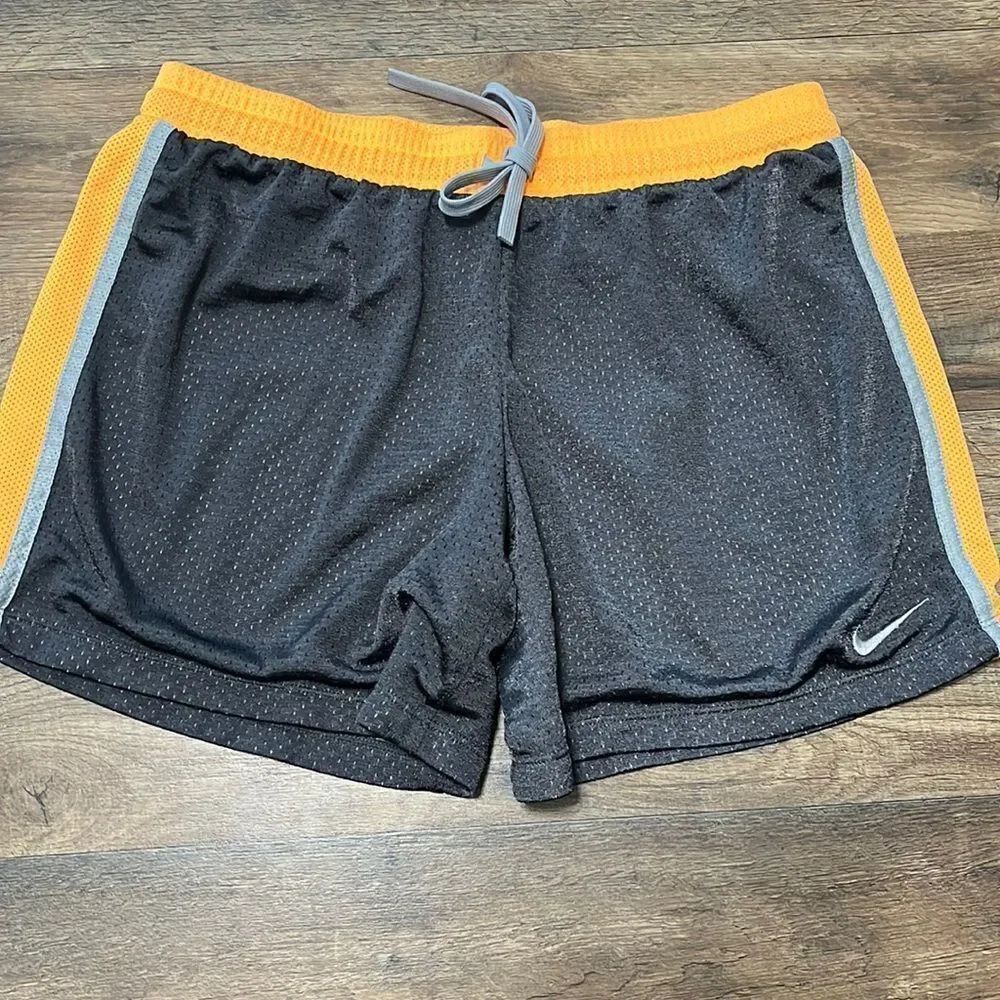 Nike dri fit shirt size medium